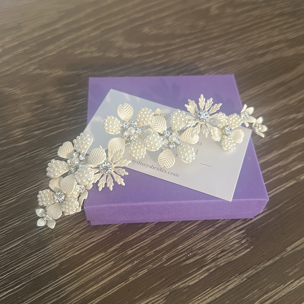 Pronovias floral hair clip
